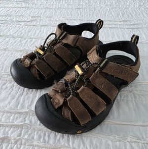 Keen Sandals Boys size 2 Brown leather